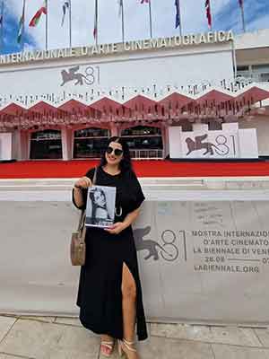 Isa Rigoli con la rivista isa beauty magazine alla mostra del cinema di Venezia